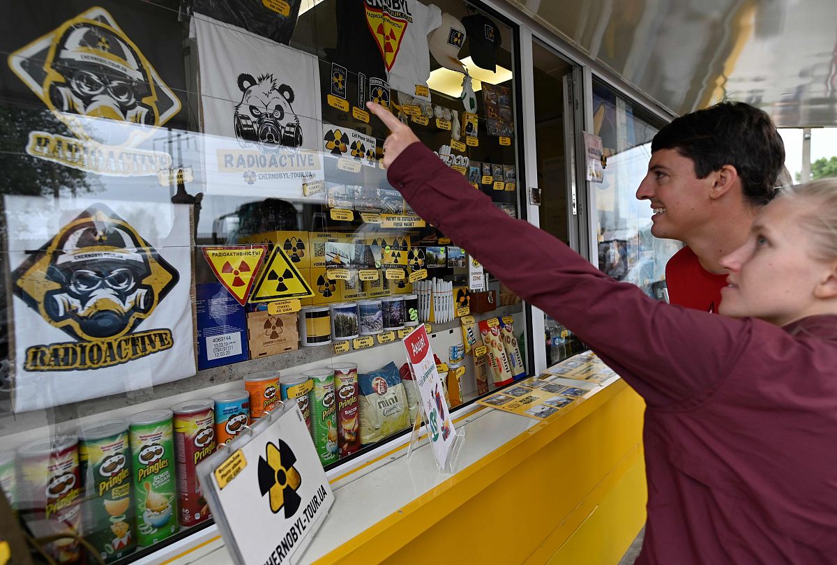 以简答题的方式回答 软件测试的依据是什么