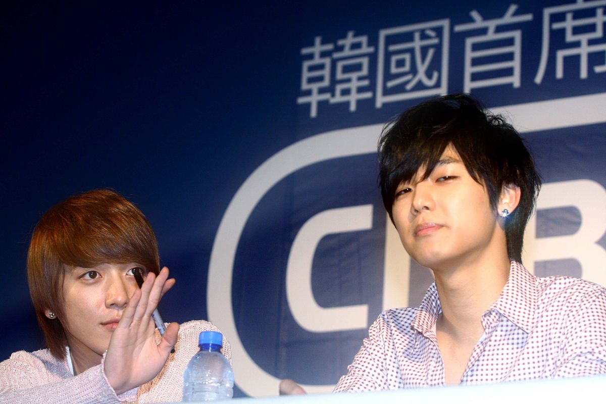 2010年9月24日,台北,韩国首席男生团体cnblue举行签名会.+++_+++cnblu