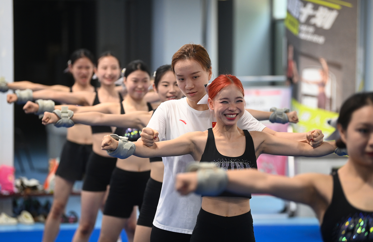 大学生健身运动计划详细版要包含跳健美操