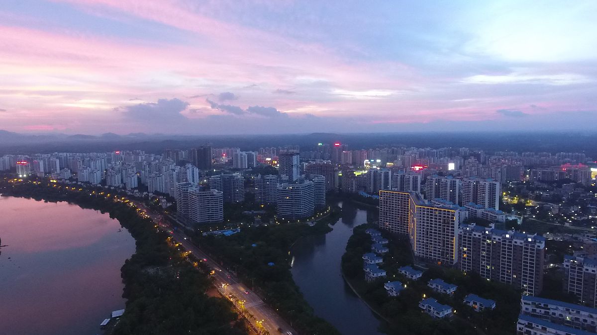 2018年8月8日,海南琼海,暮色中的万泉河上空彩云迷人.