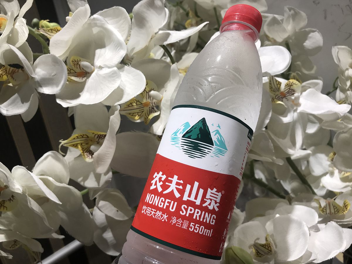 帮我写一份广告镜头农夫山泉主题新颖