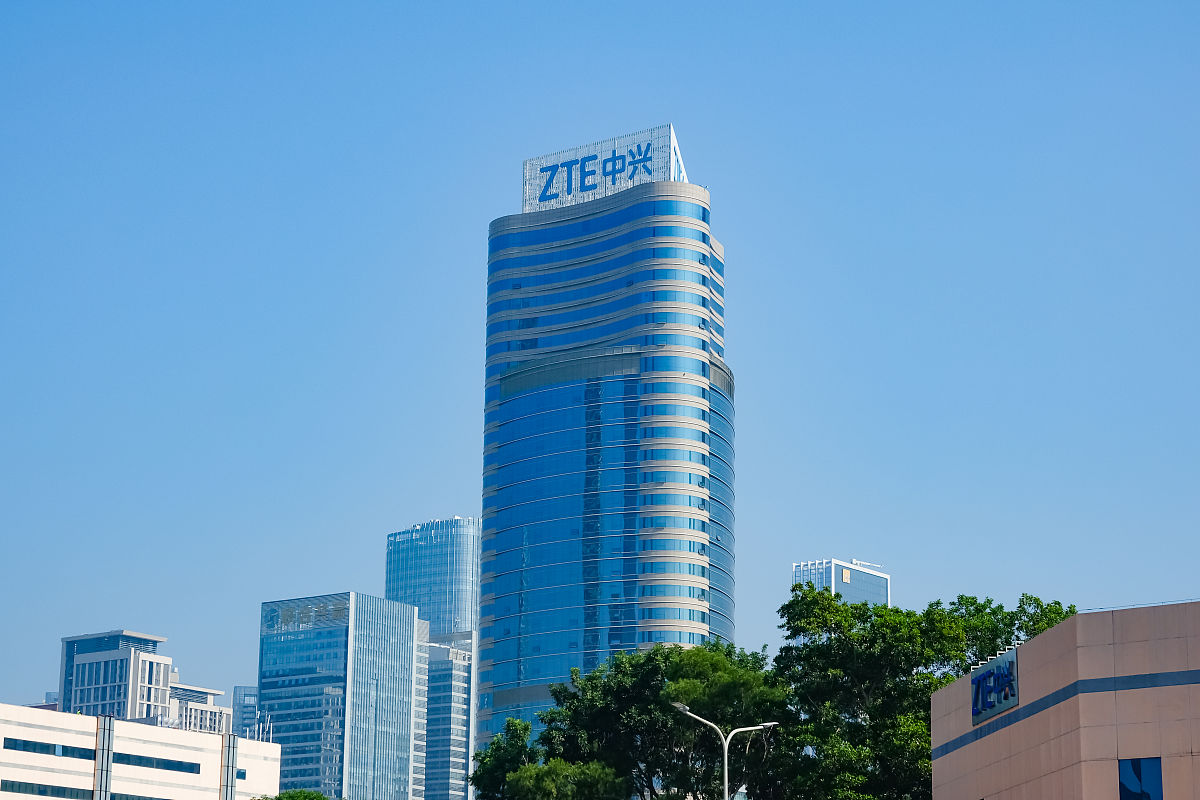 珠海中行总共9家中心行其中湾仔中心行一季度住房贷款当年投放7570万排名第5当年新增268万排名6；消费贷款当年投放4372万排名第5当年新增834万排名第6；消费分期当年投放1729万排名第7当年新增22万排名第4。请从市场分析、网点业务工作开展、队伍管理等方面分析湾仔中心行落后原因？并作下阶段工作计划及措施？