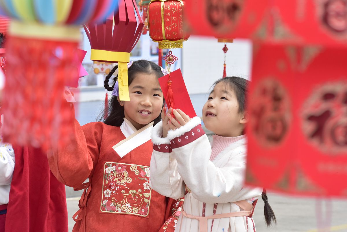 写50段中国小学3年级看的懂的英文短文字数要求300字
