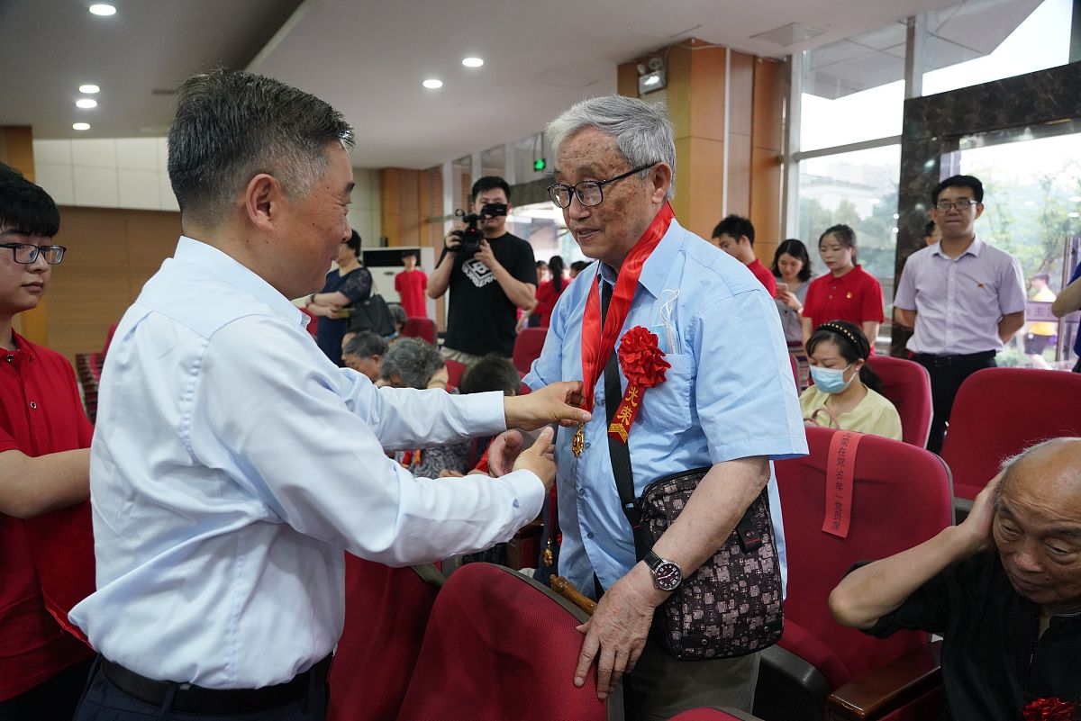 2021年6月24日,重庆大学在a区民主湖报告厅举行 "光荣在党50年"纪念章