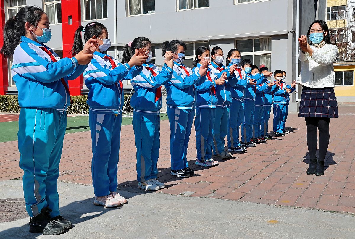 2022年3月1日,河北省秦皇岛市,开学第一课,海港区先盛里小学教师指导