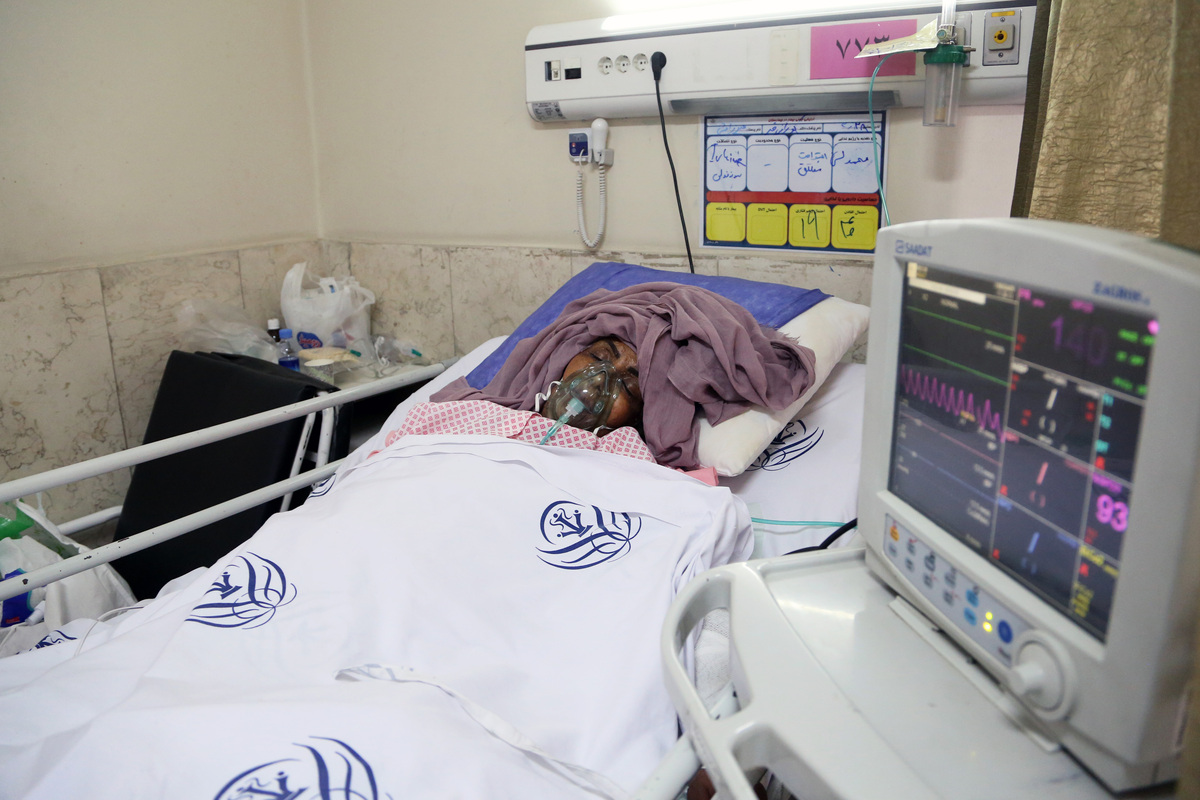 ICU 病人突发生命体征异常，医护人员紧急救治过程