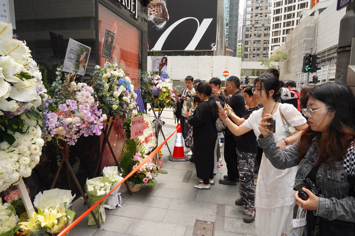 2026年4月1日,香港,张国荣逝世23周年,粉丝献花纪念,