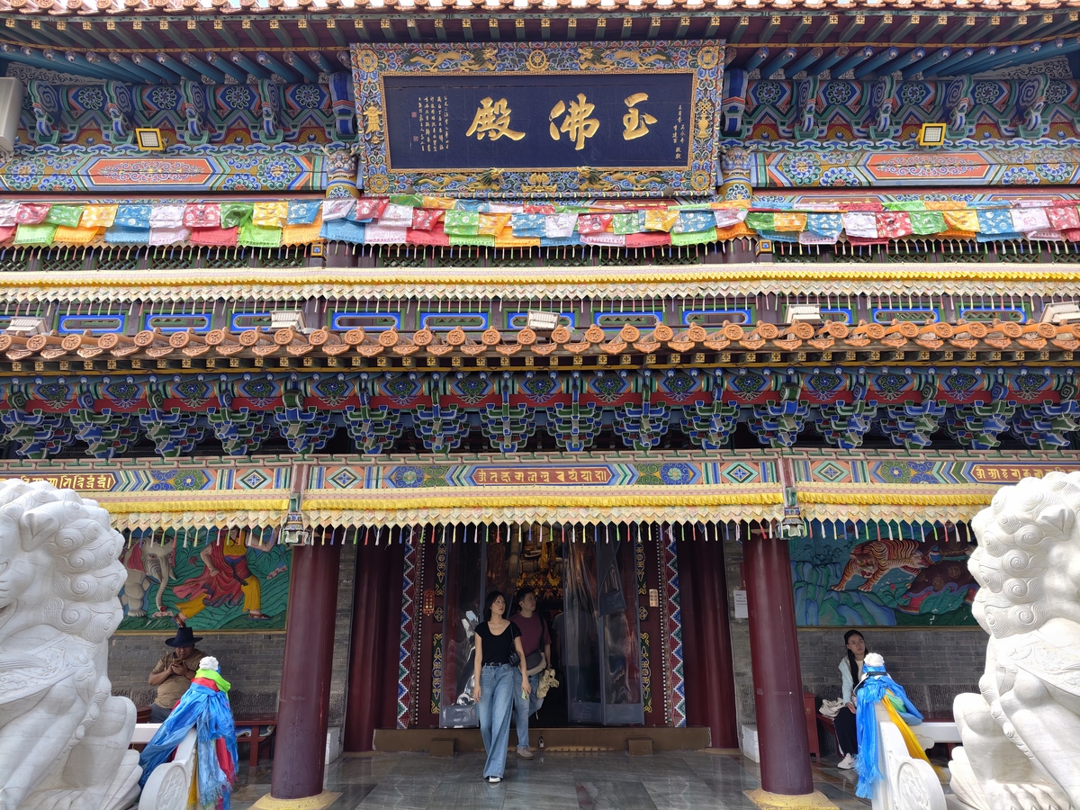 按照论文格式及语言特征从规范导游服务、提升服务质量角度阐述提升大召旅游区游客吸引力。300字