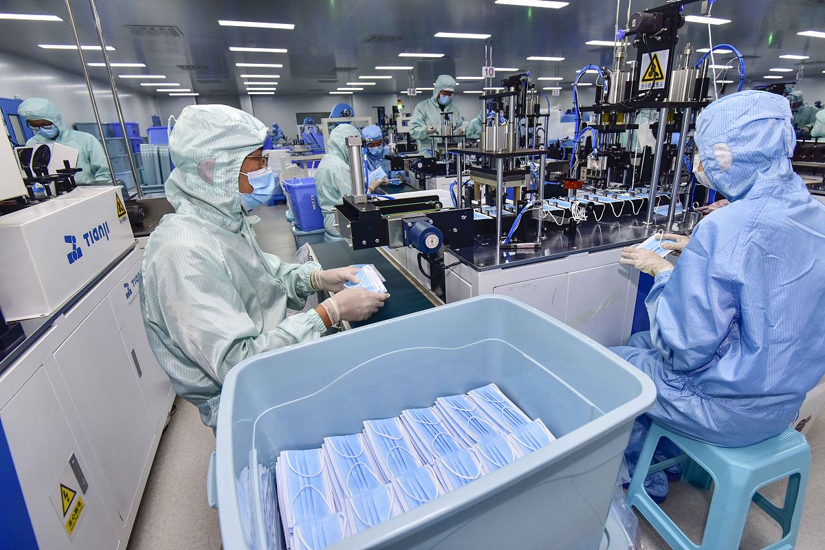 庚子鼠年疫情肆唐口罩成为生活必需品甲、乙两厂分别有4条和5条口罩生产线两厂计划用3天时间赶制1000箱口罩支援疫情若甲厂启用1条乙厂启用2条生产线一天可以生产口罩112箱;若甲厂启用2条乙厂启用3条口罩生产线一天可以生产口罩189箱1甲、乙两厂每条口罩生产线每天的产量各是多少箱2两厂满负荷生产是否可以如期完成任务初一