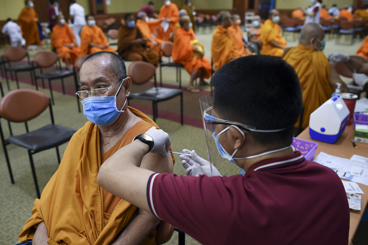 当地时间2021年5月18日,泰国首都曼谷,僧侣接种中国新冠疫苗.a thai b
