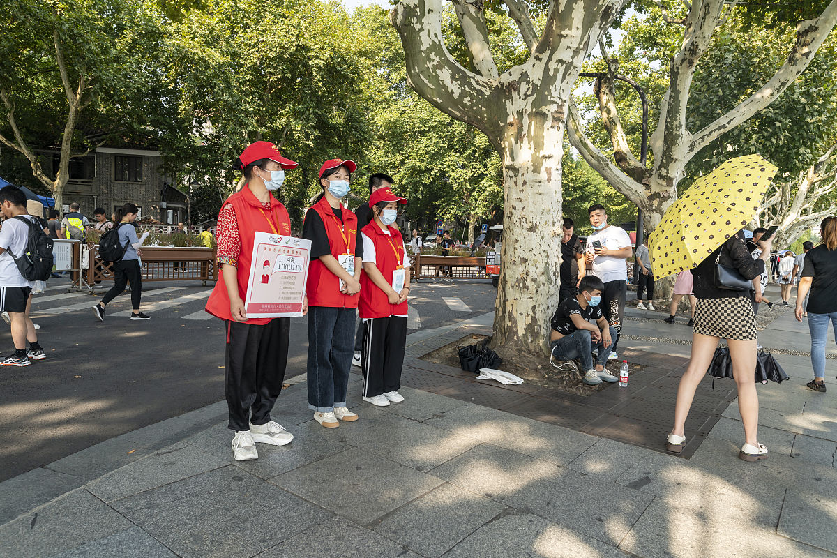 2021年9月19日,杭州,中秋假日西湖志愿者服务游客.