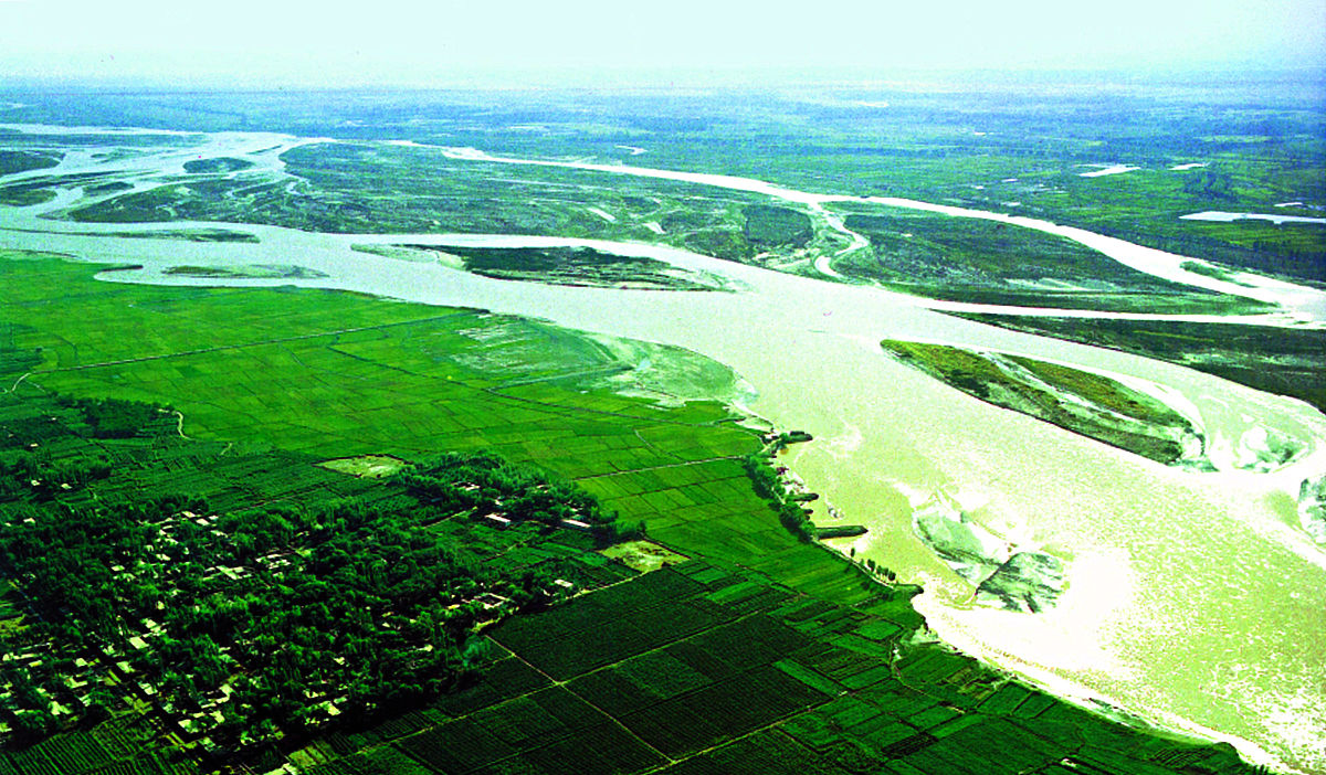 因此黄河流域必须要抓住高质量发展的国家战略机遇加快对传统产业的绿色升级与改造开展重化工行业绿色转型专项治理加速产业结构升级围绕煤炭、电力、石化、化工、有色等重化工业以源头减量、过程控制、末端利用为核心推进高耗能、高排放行业节能、减污、降碳协同改造提高重化工业资源利用效率推动产业结构优化及升级同时大力发展先进制造业和高新技术业比如新材料新能源、新一代信息技术、生物技术、高端装备制造以及航空航天等新兴