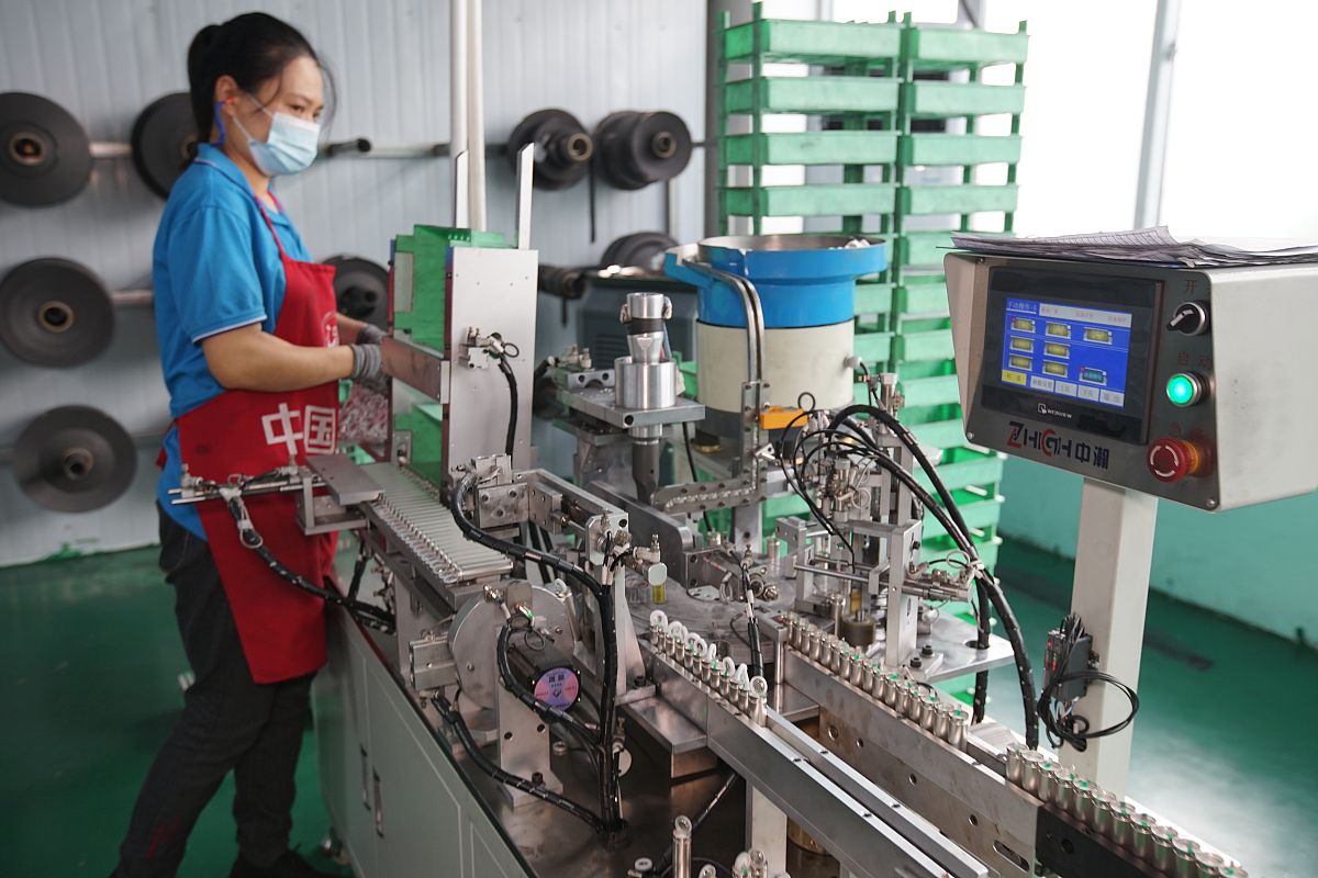 在生产制造流程中标签检测、产品检测、贴标压标以及成品输出是必不可少的环节。其中标签检测和产品检测可以通过各种传感器来实现对物品存在、位置、尺寸等信息的监测并将这些信息传输到贴标机或包装机进行贴标和包装加工。随着贴标机技术的升级其贴标压标效果也得到了进一步提高从而保证了生产中标签贴附正确标识清晰明了。最后在全部加工完成后成品将通过相应的物流路径输出并发往销售渠道为更广泛的消费者群体带来高质量的商品服