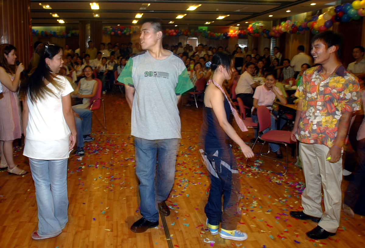 蒙眼舞会指挥官：300人狂欢，你能否精准引导？