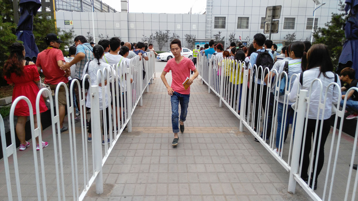 2015年6月17日,北京,一位学员顺利通过科目三外路考试后兴奋地从备考