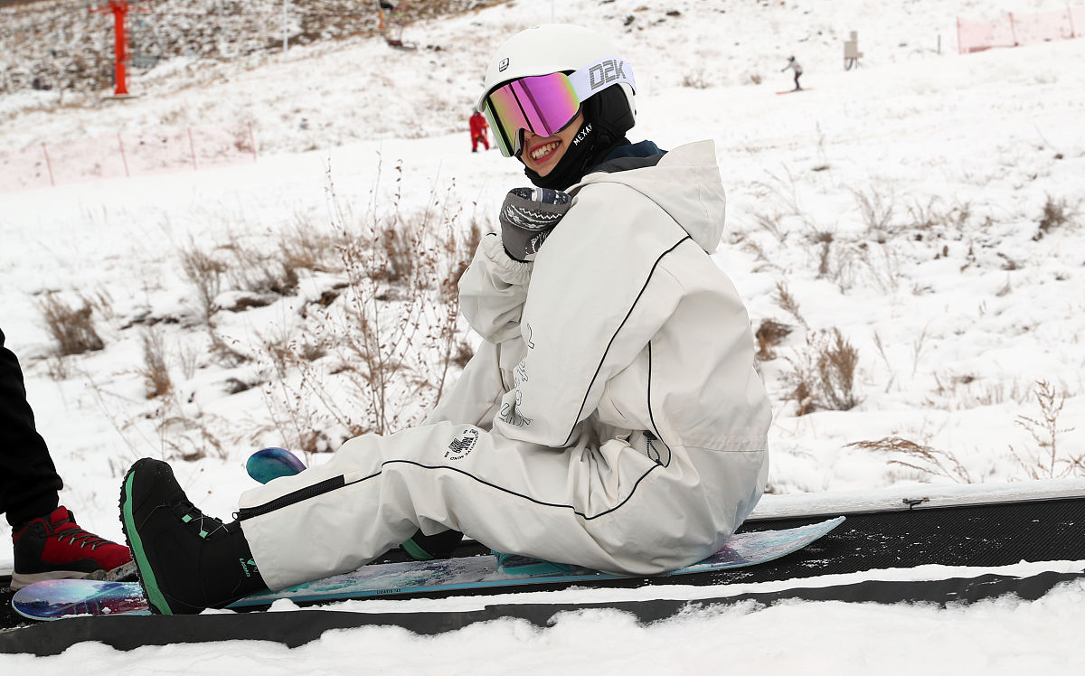 尝试用七言律诗诠释人类的起源与进化。假设你是一位观察宇宙万物的诗人借用你的诗行让我们共同领略那从微观到宏观的生命奥秘。