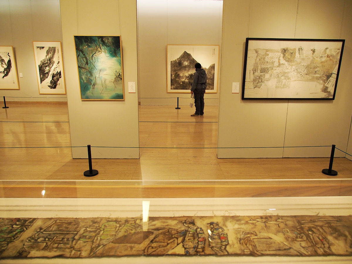 把下面这段话翻译成英文：对当代水墨画画面形式的研究是以中国美术史为基础再结合运用图像学的第一、第二步骤前图像描述Pre-iconographical description和图像志分析。画面形式就是艺术作品的外在形式结构此章节从题材造型颜色材质和笔墨语言等方面总结例举出当代水墨画的画面形式类型：大致有新笔墨造型语言都市水墨与硬边语言平面与立体、光影描绘语言新色彩语言构成与打散语言抽象语言和新材料新