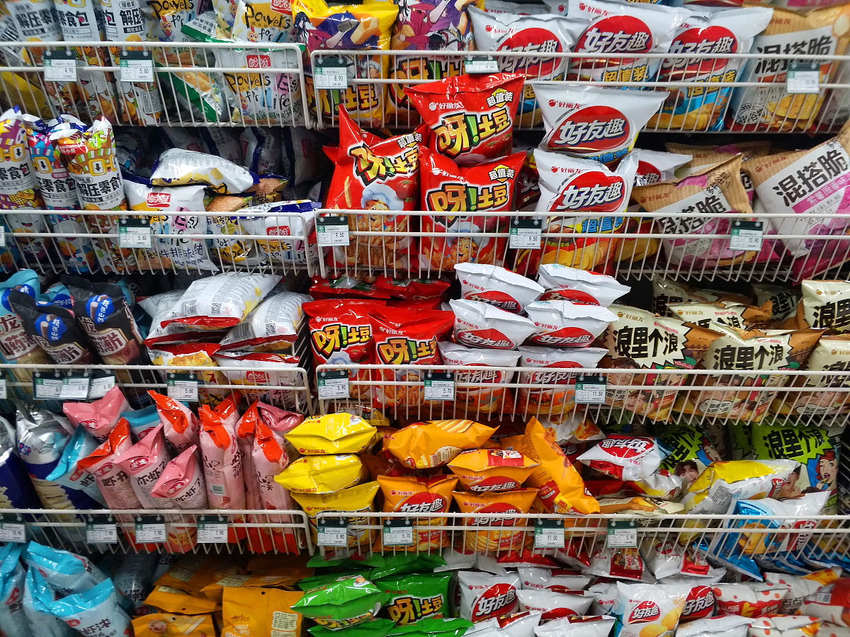 2019年4月5日,北京,一超市货架上的琳琅满目的零食.