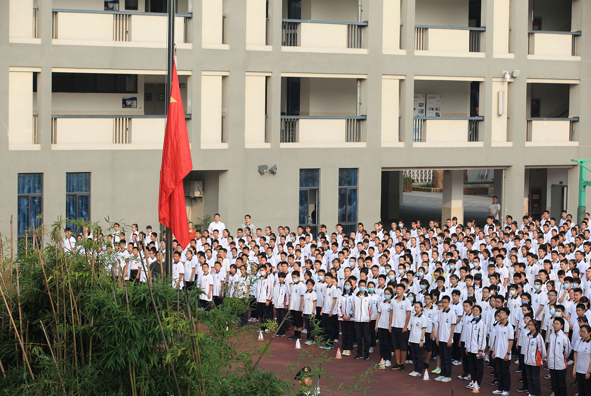 学校本周工作总结：升旗仪式、运动会筹备、家委会议等