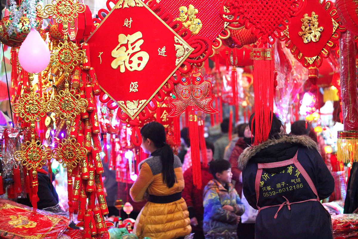 2014年01月18日,顾客在安徽省亳州市新春年货市场选购年货.