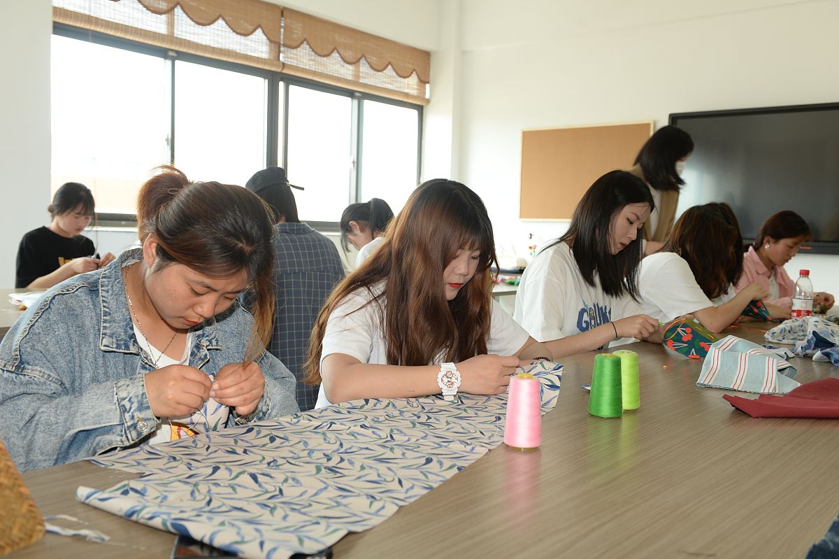 厦门海洋职业技术学院商务英语专业就业方向 - 涉外、国内企业、教育、翻译