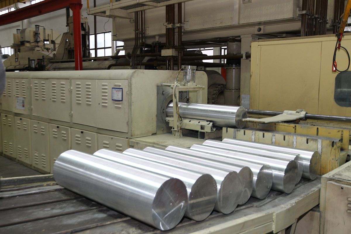 我有一个YouTube视频内容是铝装饰线工厂的冲孔车间展示需要帮忙写一个吸引人的标题