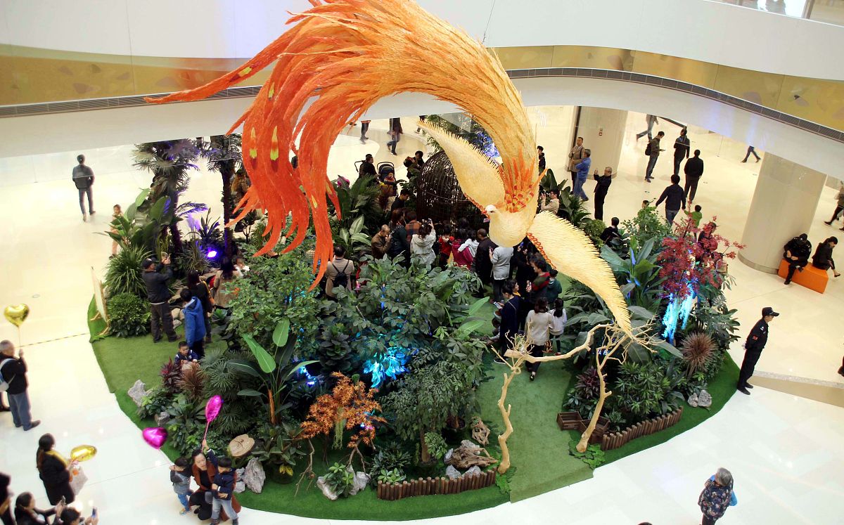 2017年12月10日,江苏苏州,顾客在百鸟朝凤互感空间体验展上参观.