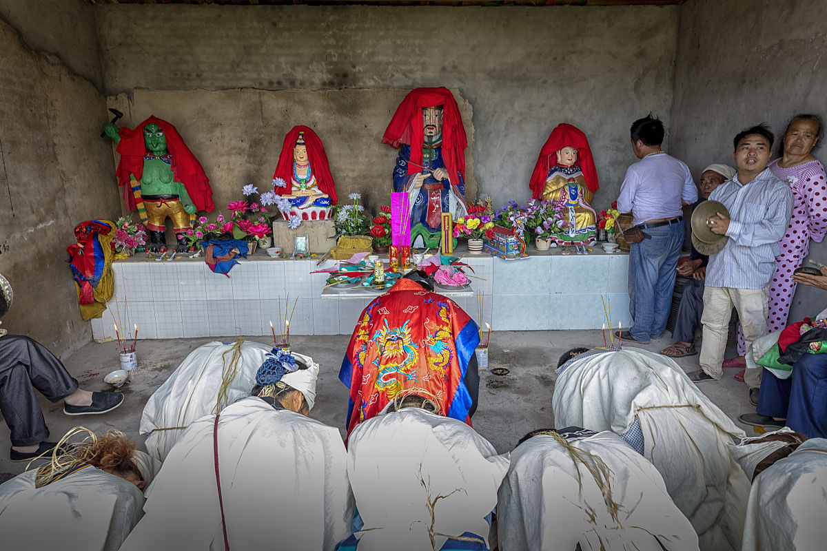 客家丧葬中一家丧事众人相帮完全是义务的不收取任何报酬。如果死者是妇女其娘家享有特殊权利什么事都由娘家人说了算。治丧期间子孙要披麻戴孝守灵不能梳洗也不能入席就餐当年和次年的端午节不能包粽子春节不能贴春联也不能蒸年糕。帮我把这段话精简一下不要太短基本的意思要保留