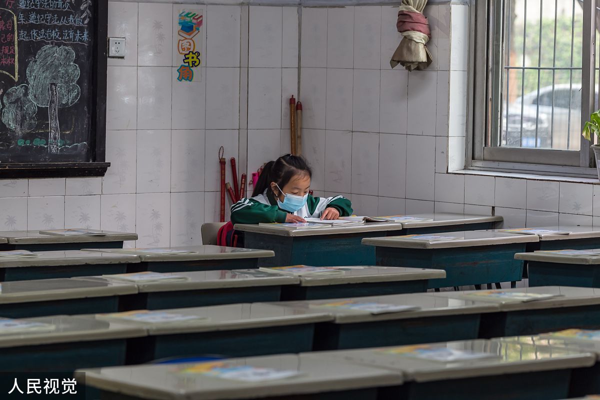 成都市成飞中学食宿条件_师资力量_办学质量