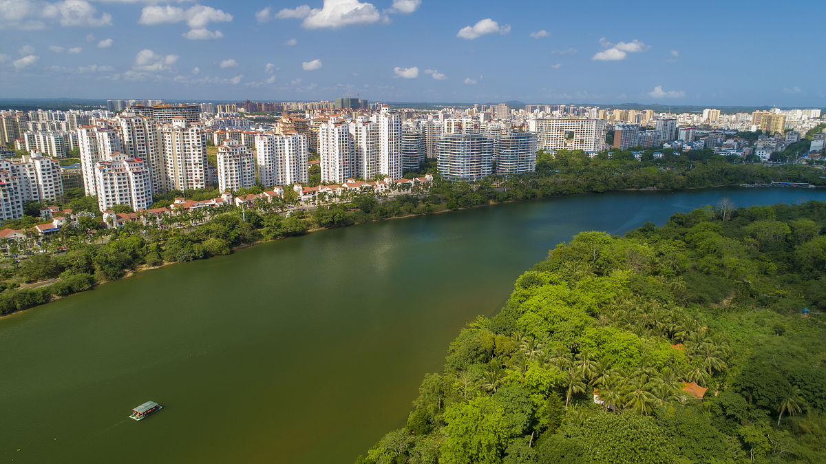 2021年4月12日,俯瞰海南省琼海市嘉积镇,滨海城市,高楼林立.