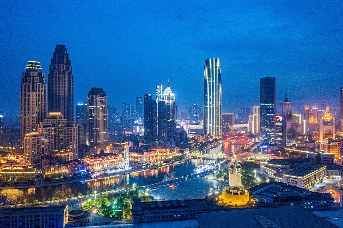 2021年6月2日晚,天津在阴沉了一天后迎来了迷人的晚霞,夕阳,梦幻般的