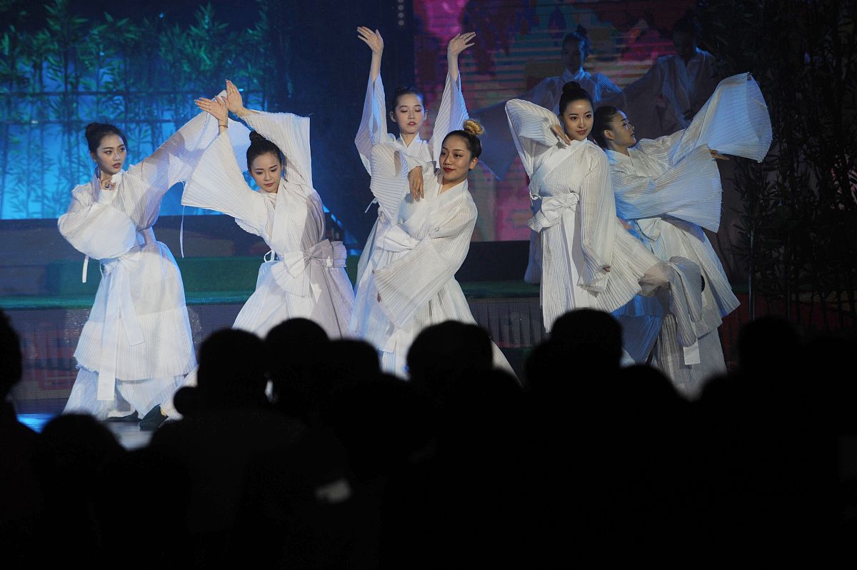 在湖北武汉的黄鹤楼举办一场国风音乐会本次音乐会通过两种方式呈现一种是线上付费直播一种是线下我们也将请到一些明星艺人来参与本次活动那么这样一场活动整体的方案大纲帮我拟一个