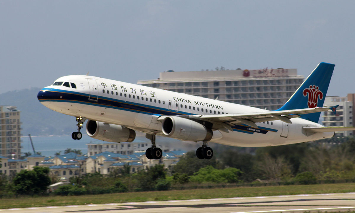 航空专业职业学校分享新加坡航空客机因故障停