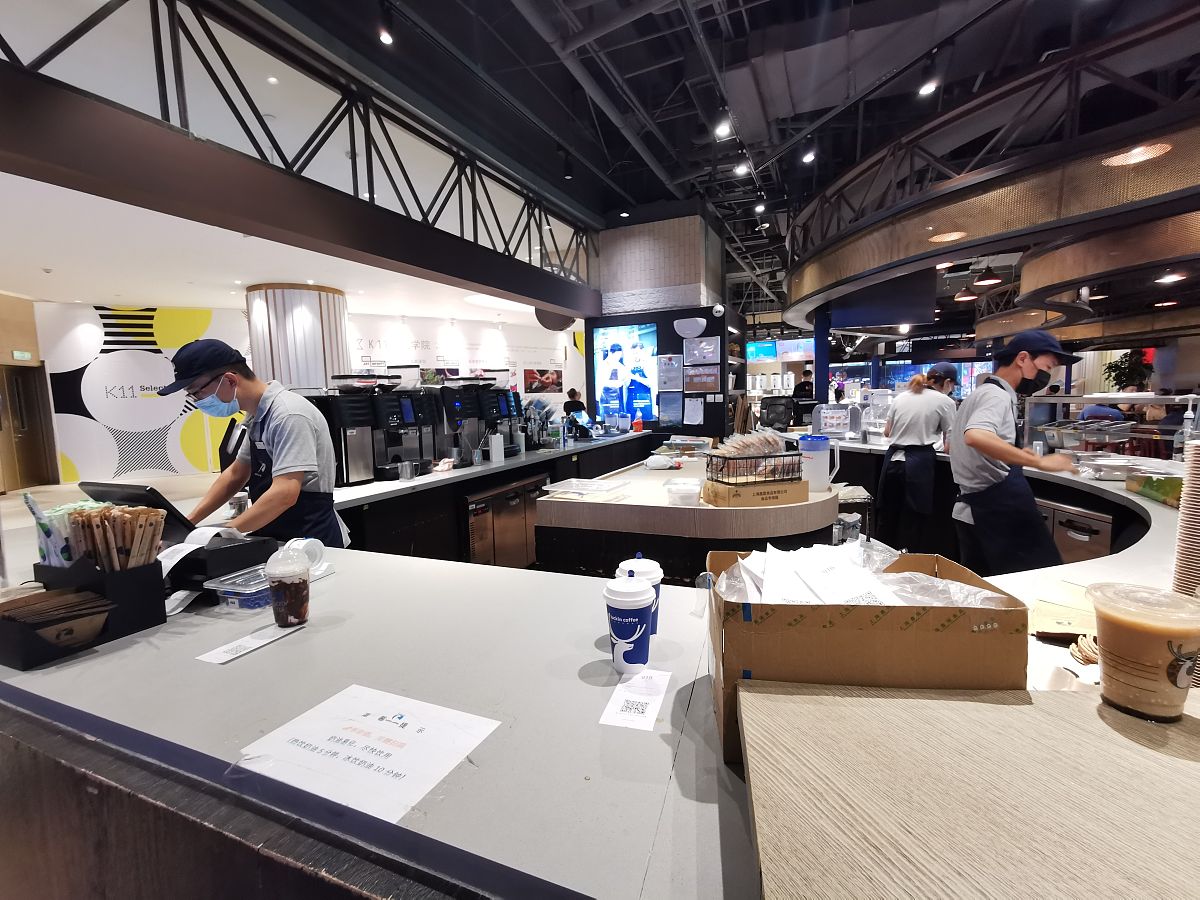 探讨瑞幸咖啡在社交电商领域可以改进和提升的方案以及提供一些数据支持包括图表等