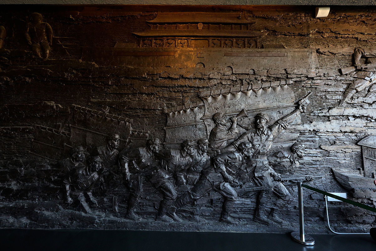 《八佰》：民族精神的颂歌，战争创伤的反思