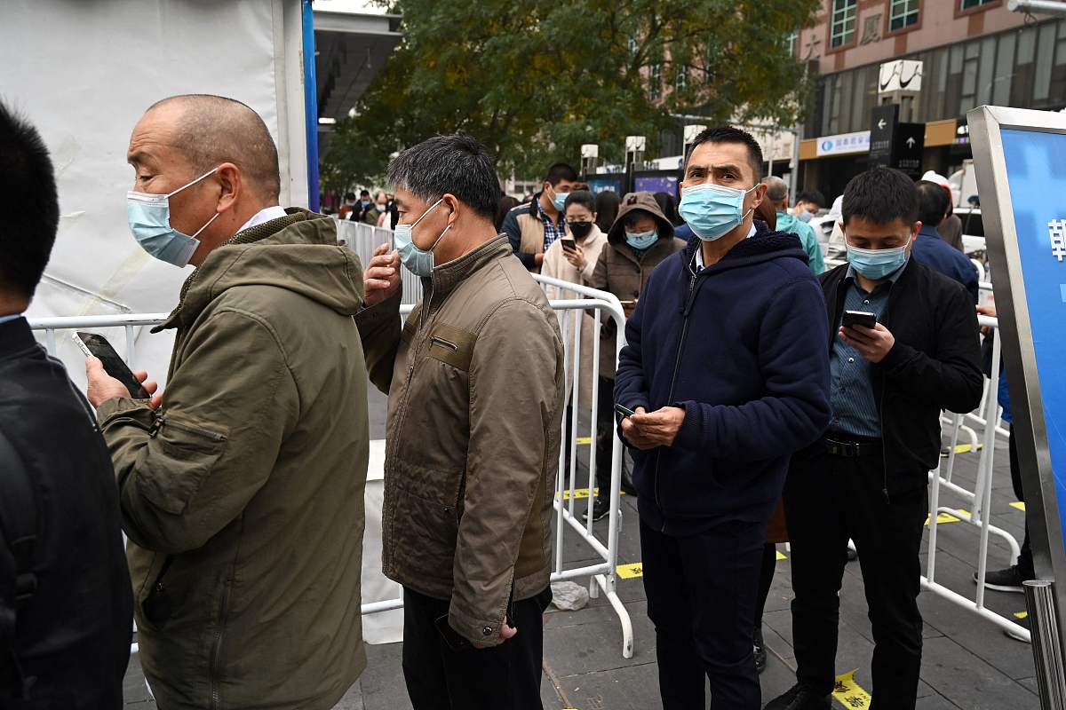 2021年11月1日,北京,当地民众排队接种新冠疫苗加强针.据北京市卫健委