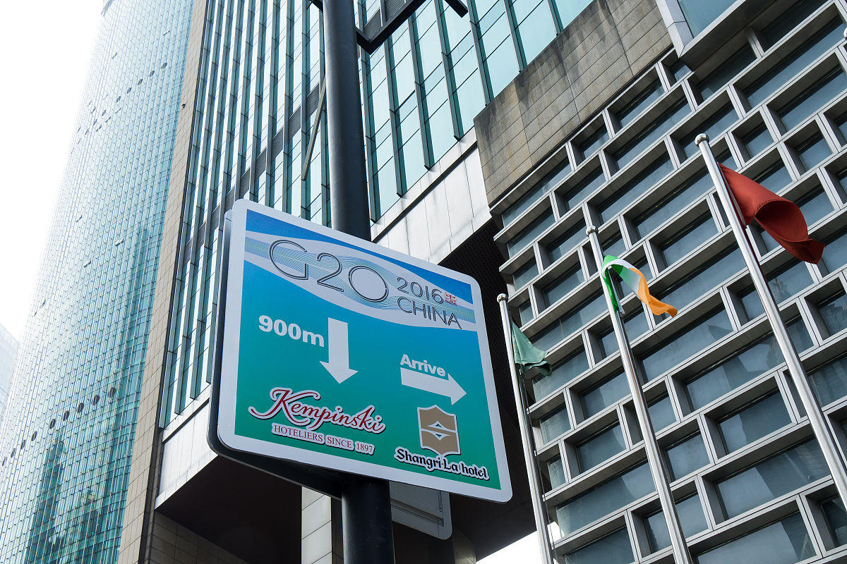 2016年02月25日,上海,当日中午时分,浦东陆家嘴香格里拉大酒店前人流