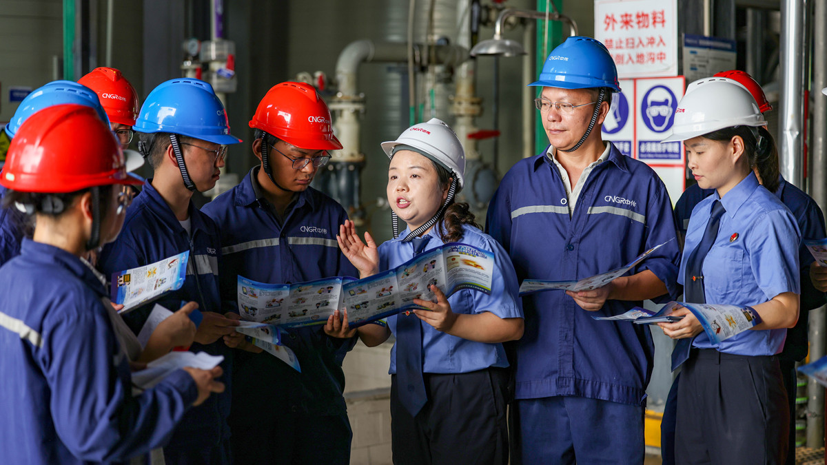 景山综合执法队联合电力企业开展电力安全检查，保障辖区电力供应安全稳定