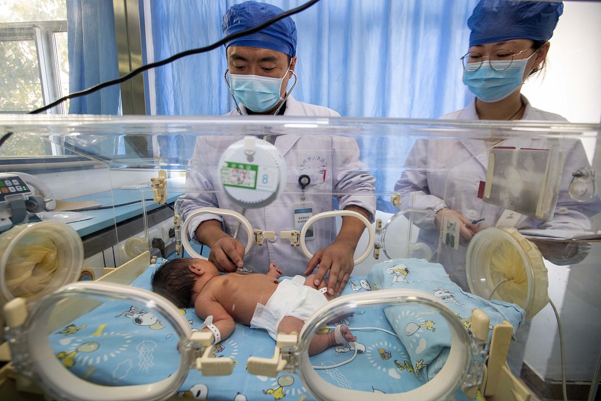 请用白色的实验室 保温箱 婴儿 讲一个故事