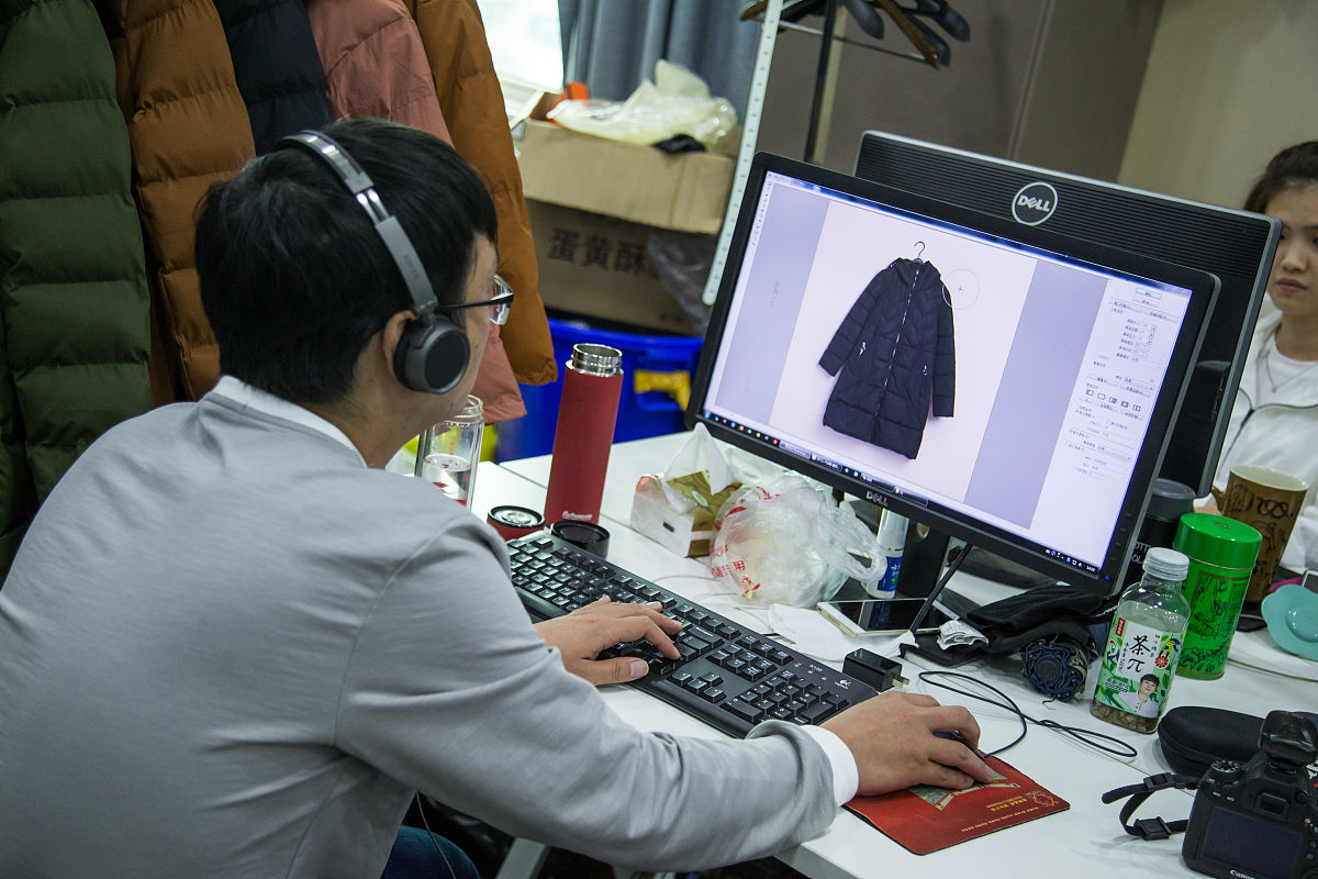 2017年10月23日,杭州,四季青服装市场直播间,工作人员把刚刚拍摄完的