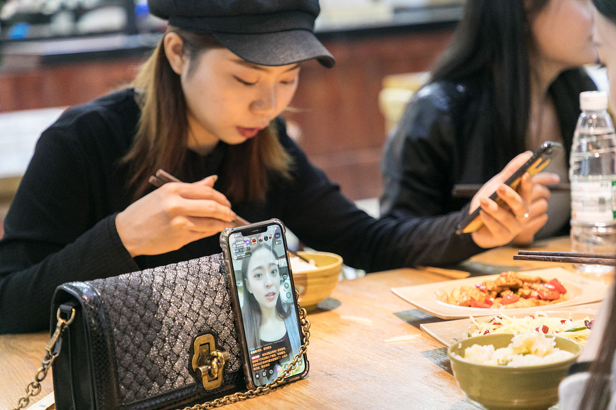 2019年10月24日,杭州,一家快餐店紧急贴出一则特殊的招聘启事,急招"店