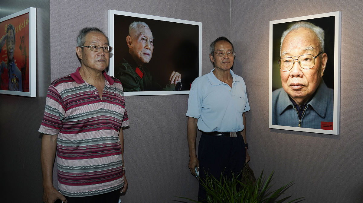 写一个人的文章那个人叫韩育成他最爱画漫画和写小说通过其中的具体示例来写他的特点不超过420字