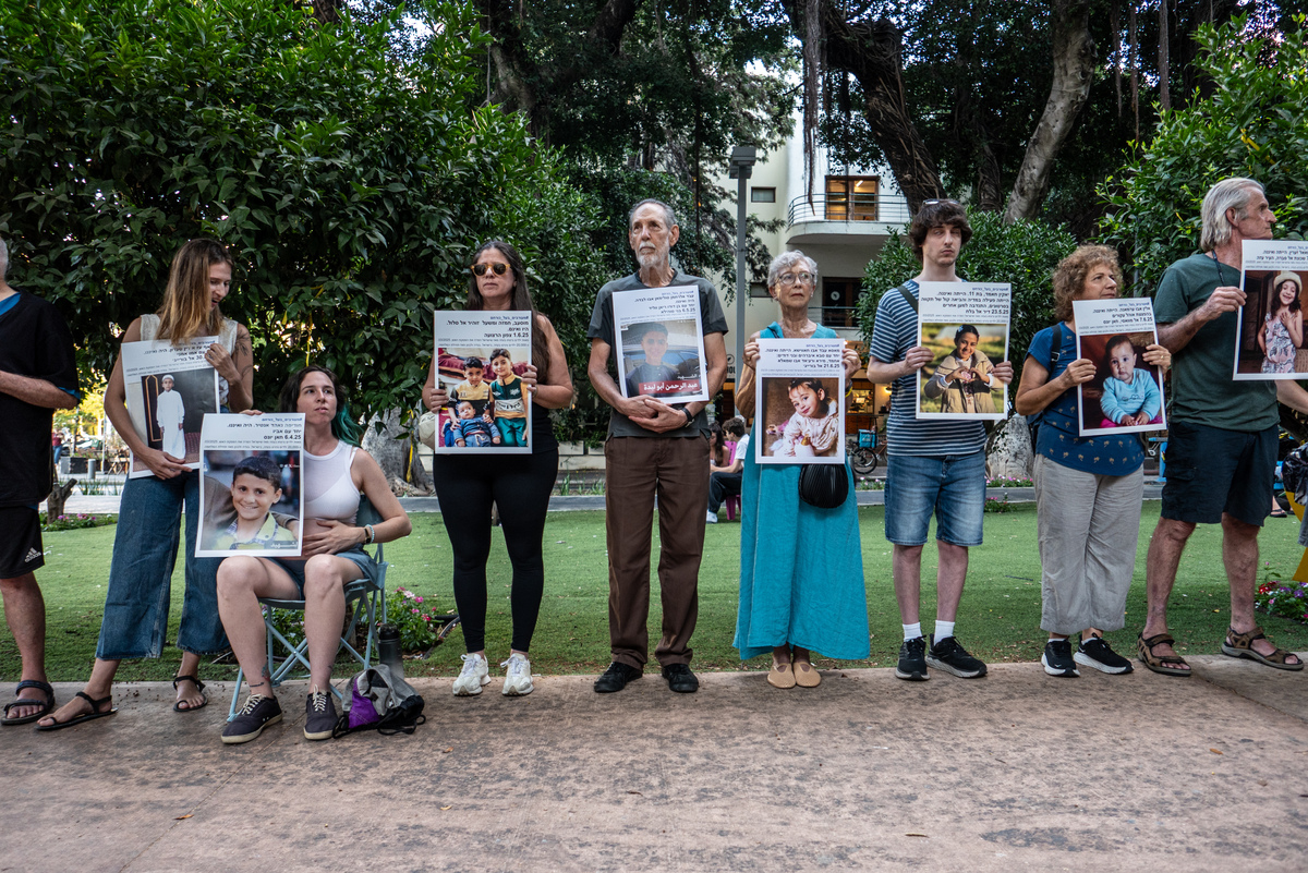 书面表达假设你是光明学院大二学生李华有英国学生将来你校参观学校教务处要招募中方志愿者。请根据下表信息写一封申请信向学校教务处申请这个职位。姓名 李华个人优势1了解学校文化;2 性格外向乐于助人;3 英语口语流利。 注意1100词左右;开头和结尾已经给出不计人总词数;2可以适当增加细节以使行文连贯。Dear Sir or Madam