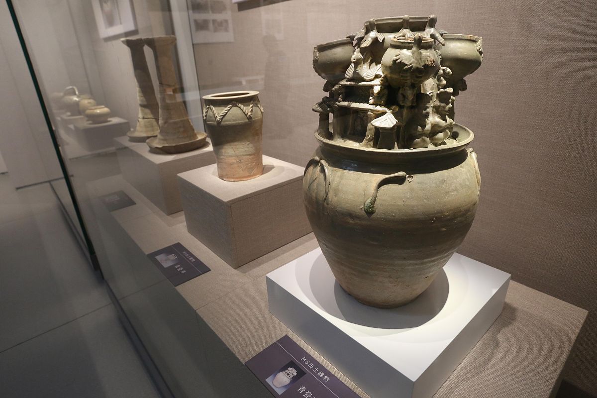 2021年4月20日,南京六朝博物馆,展览共展出该墓出土并清理完成的200余