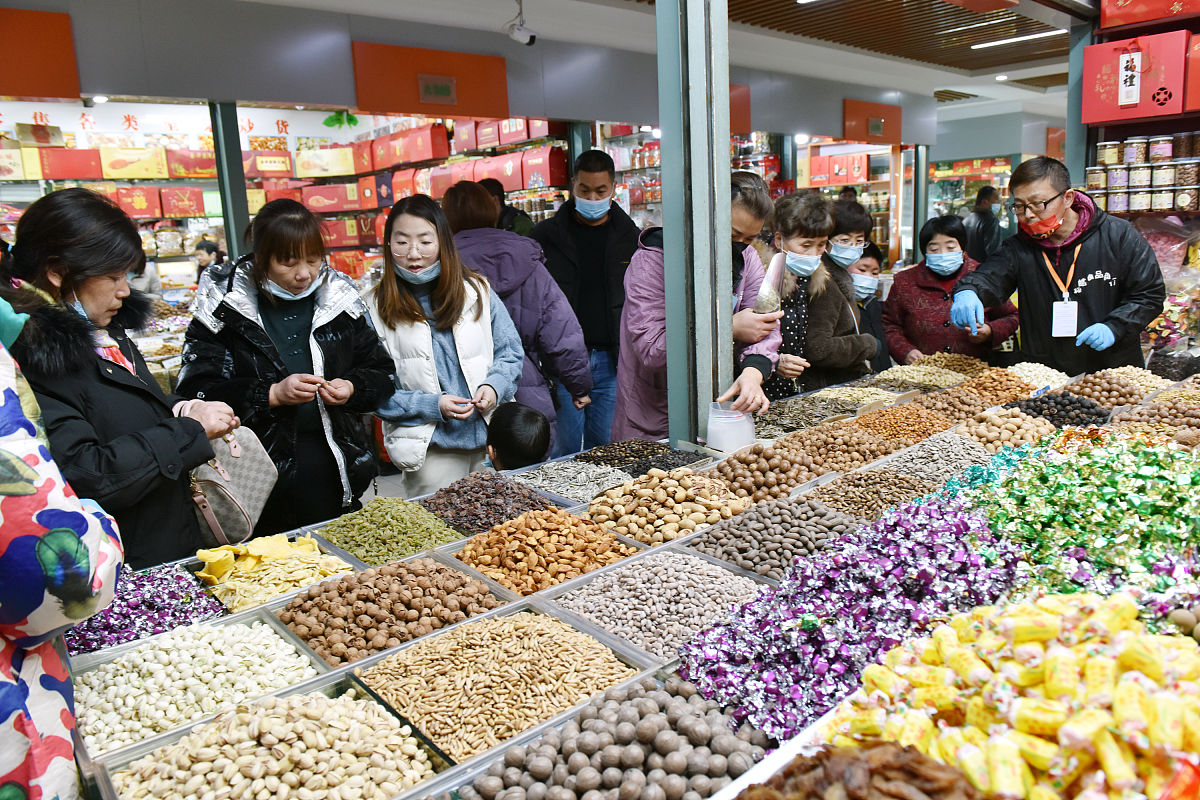 2022年1月15日,市民在浙江省金华市新农贸市场采购食品.