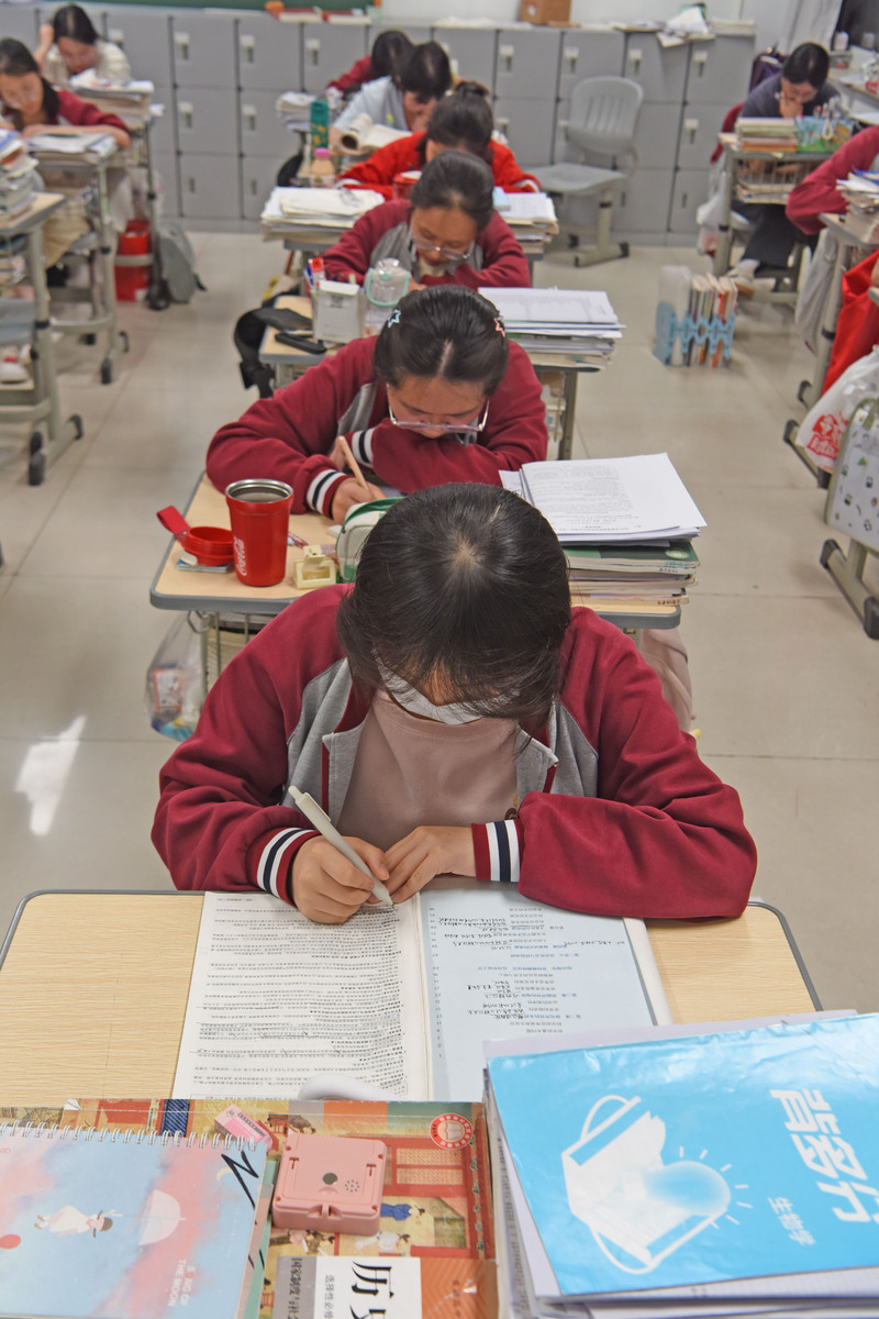 描述教师辛苦教学的场景