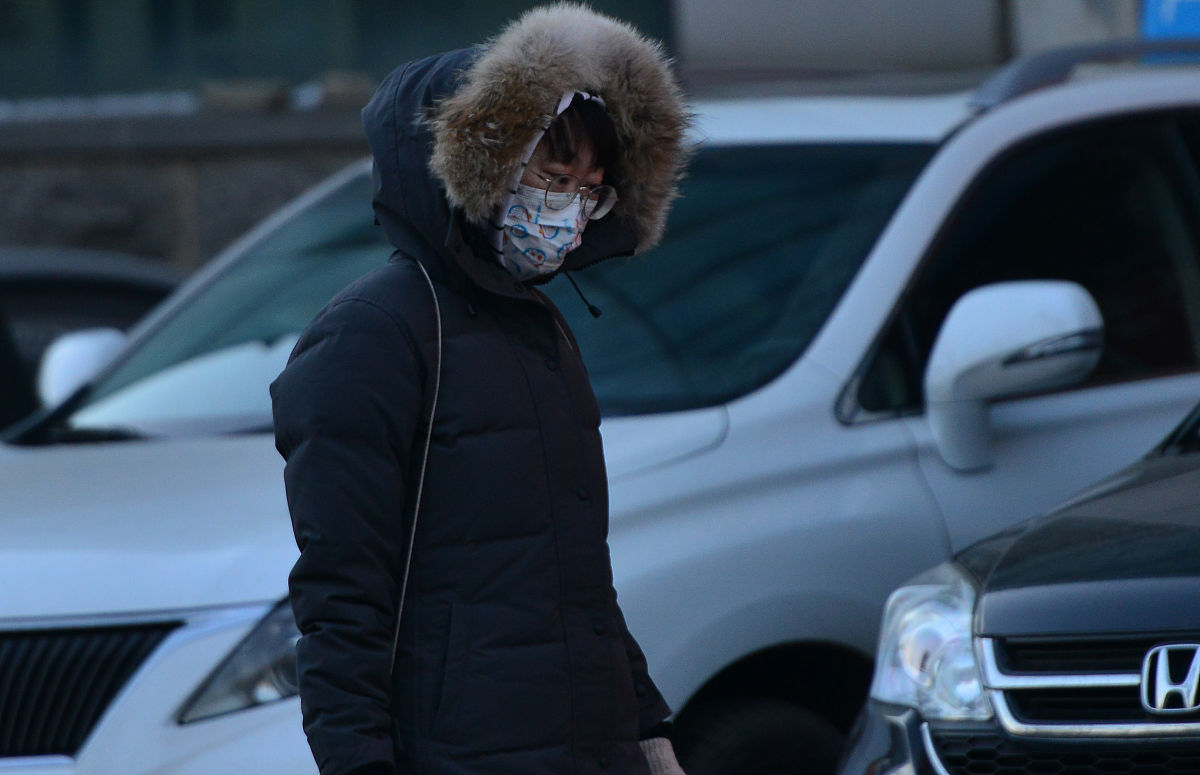 2021年11月24日,沈阳,受降雪影响,寒潮持续降温,市民厚衣出行.