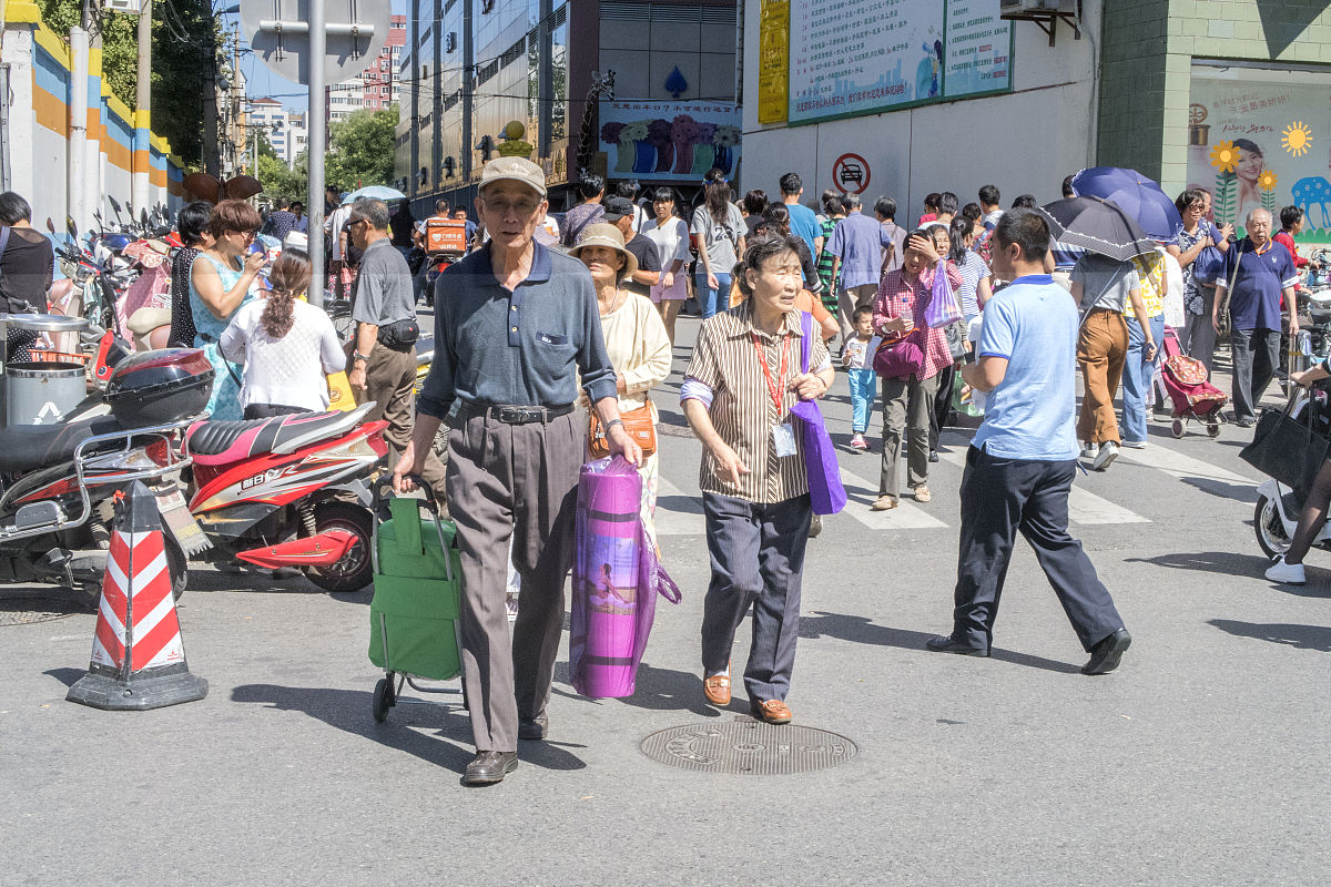 2017年9月11日,北京,天意小商品批发市场内人头攒动.