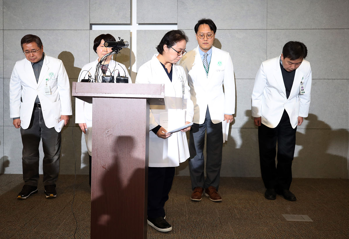 帮我换一种表达方式：在此激励下县医院面向全省公开招聘院长最后确定由一位具有改革前瞻意识的医生担任县医院院长县医院也由此开始进行人事与薪酬的绩效分配激励机制改革。