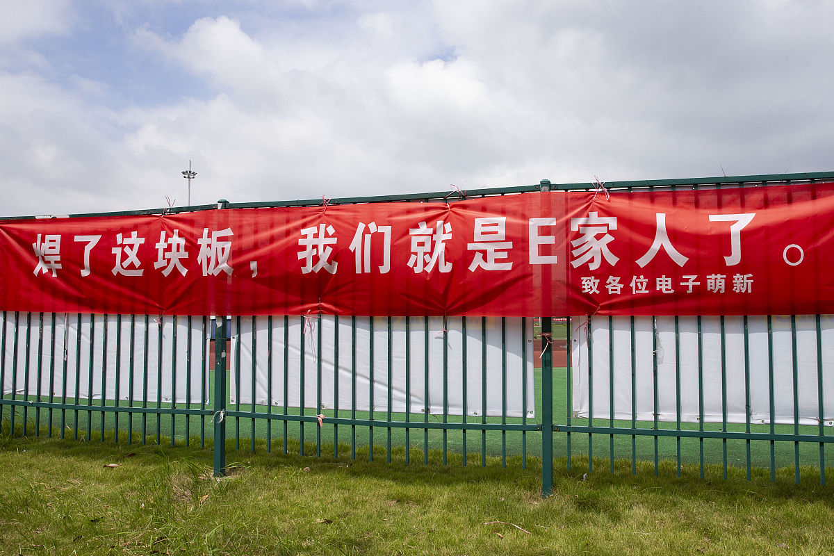 我需要在学校做一个相当炸裂的个人介绍你有什么想法